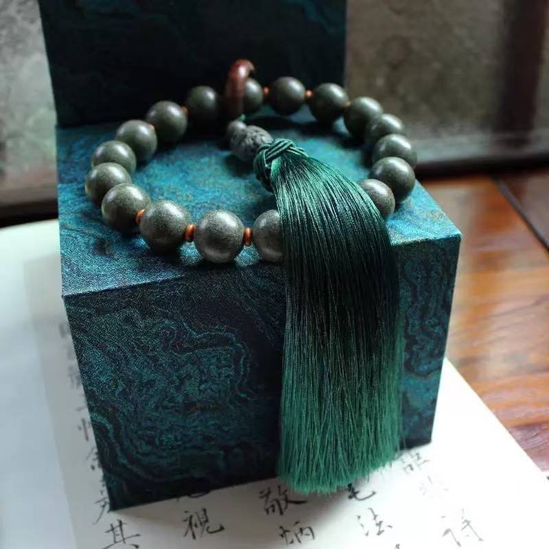 Soothing and promoting sleep with fragrant beads, hand-held bracelet